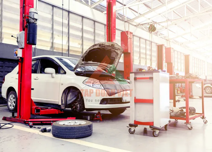 Học viên sửa chữa ô tô tại Trung tâm Đào tạo nghề