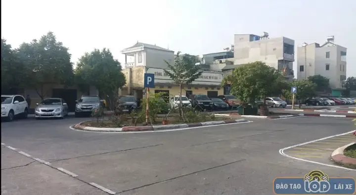 Sân tập lái xe rộng rãi và được thiết kế đúng mô hình bài thi sát hạch của trung tâm dạy nghề lái xe ô tô số 8