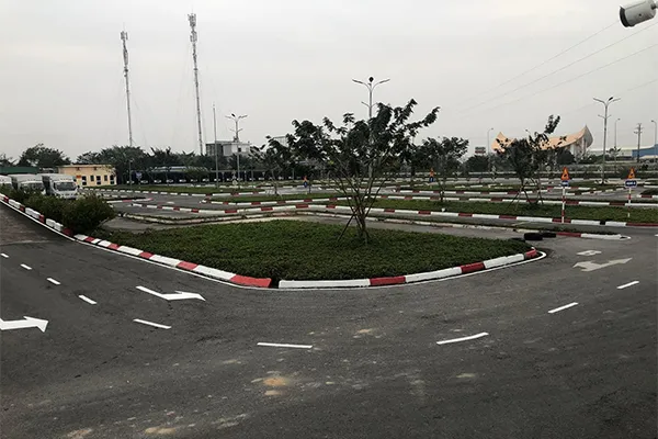 Giáo viên hướng dẫn học viên thực hành kỹ năng lái xe ô tô 1-1 trên xe đời mới