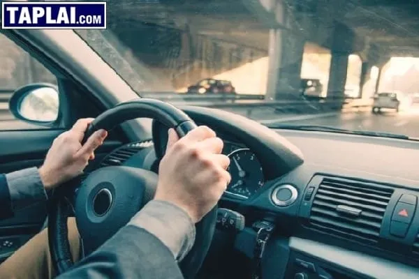 Học viên thực hành sa hình trong khóa học lái xe ô tô chuyên nghiệp