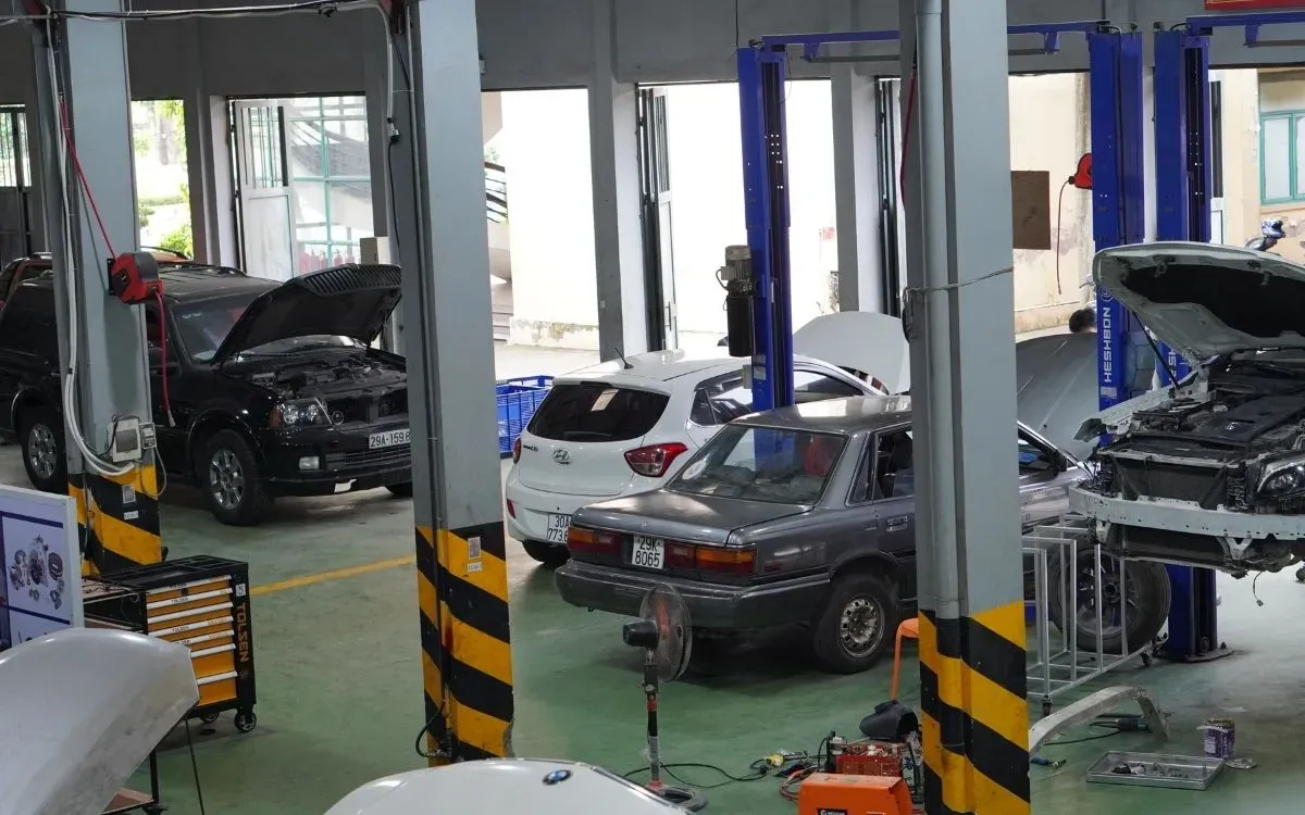 Kỹ thuật viên thực hành sửa chữa và bảo dưỡng xe ô tô tại xưởng đào tạo chuyên nghiệp