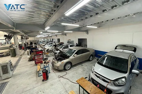 Học viên thực hành sửa chữa trên các dòng xe đời mới tại trung tâm, kinh nghiệm thực tiễn khi học nghề sửa chữa ô tô