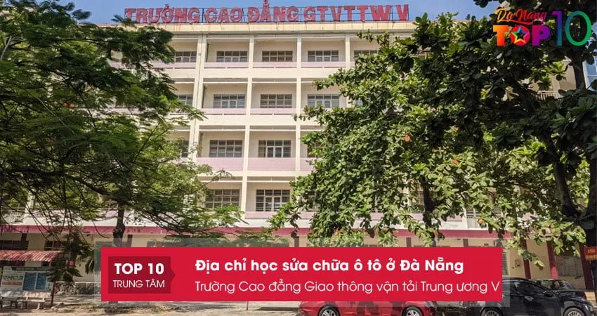 Kỹ thuật viên đang thực hành bảo dưỡng động cơ tại xưởng của Trường Cao đẳng Giao thông vận tải Trung ương V