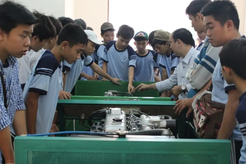 Thực hành sửa chữa ô tô tại Trường Cao đẳng Kỹ nghệ II