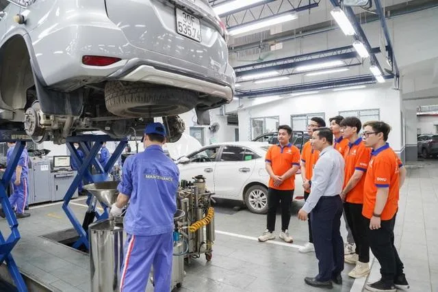Sinh viên học ngành kỹ thuật ô tô tại một trường đại học ở Việt Nam