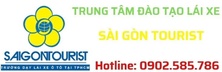 Giáo viên Trường Sài Gòn Tourist đang hướng dẫn học viên thực hành lái xe ô tô B2