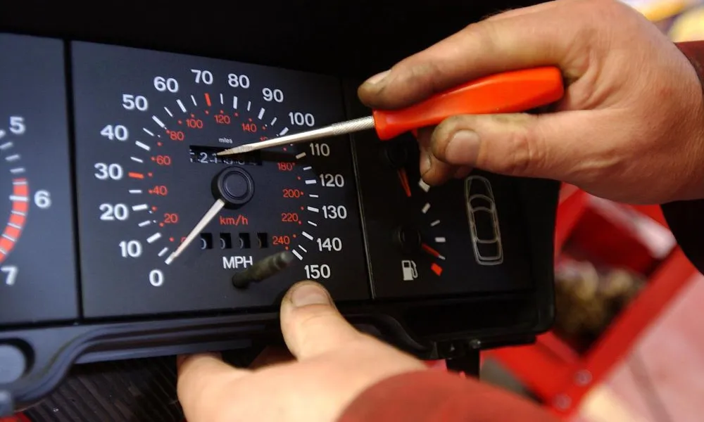 Tua đồng hồ km ô tô đối với đồng hồ dạng cơ