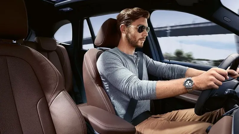 Tài xế ngồi lưng tựa hoàn toàn vào thành ghế lái ô tô, minh họa tư thế ngồi lái xe ô tô đúng cách