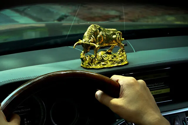 Vật phẩm trang trí xe hơi có kích thước và màu sắc hợp với mệnh gia chủ