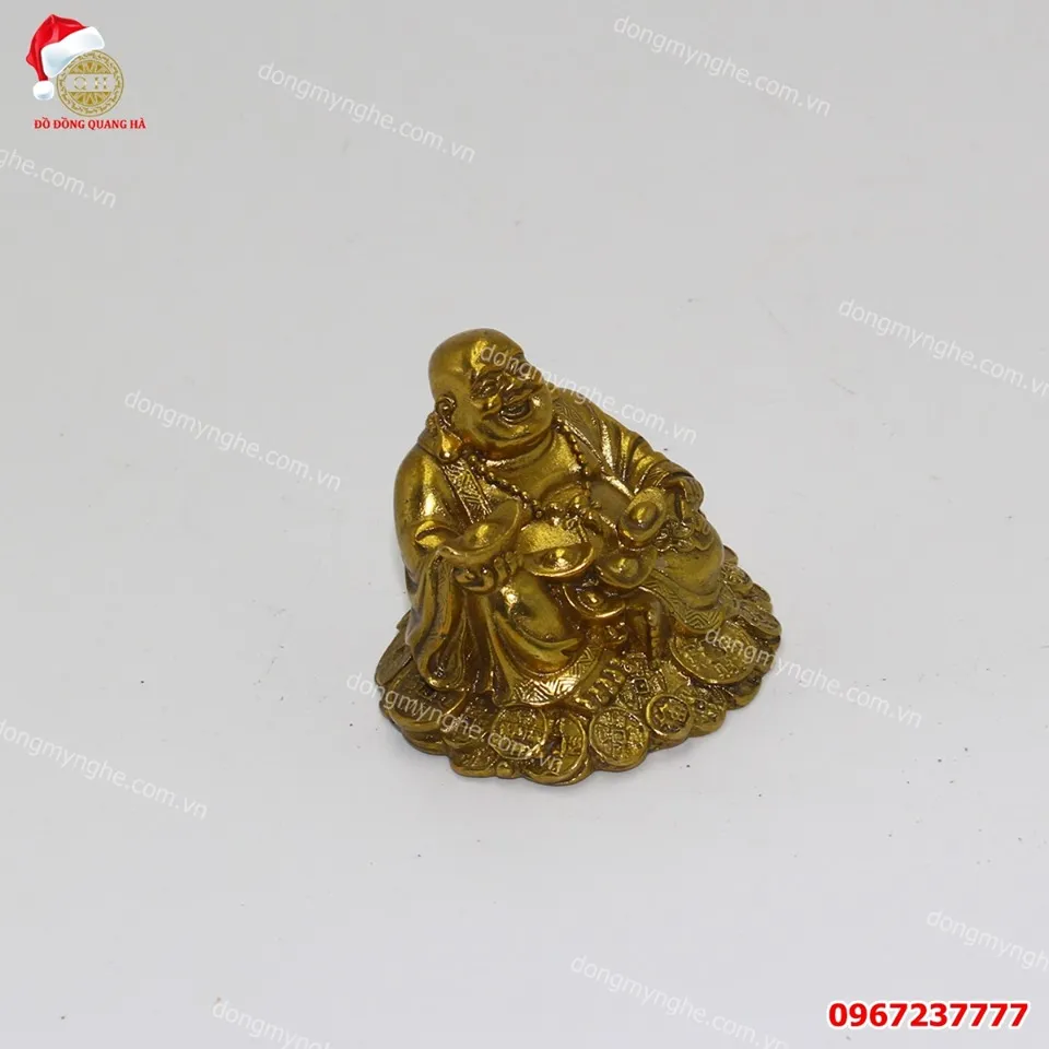 Tượng Di Lặc để xe ô tô đồng vàng cao 5cm đang ngồi ôm thỏi Kim Nguyên Bảo