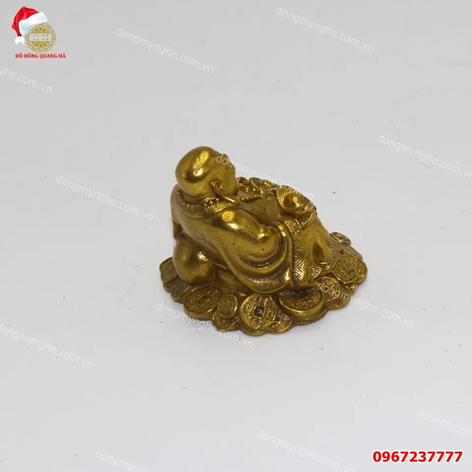 Tượng Di Lặc để xe ô tô đồng vàng cao 5cm với các chi tiết sắc nét