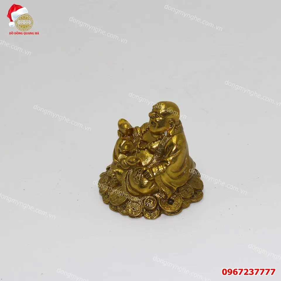 Tượng Di Lặc để xe ô tô đồng vàng với ánh kim rực rỡ