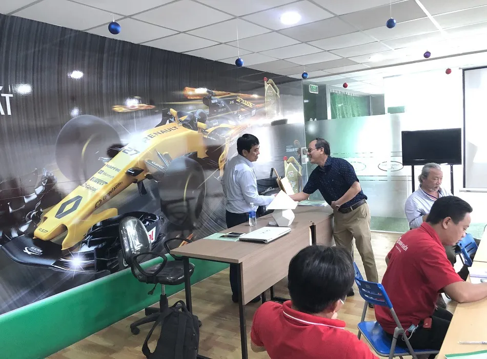 Ảnh chụp học viên tham gia lớp lý thuyết điện ô tô cơ bản