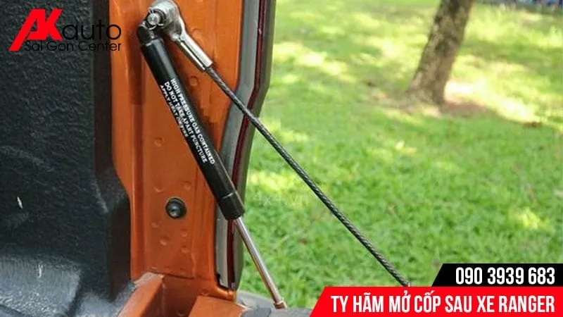 Lắp đặt ty hãm cốp xe bán tải Ford Ranger tại AKauto Saigon Center