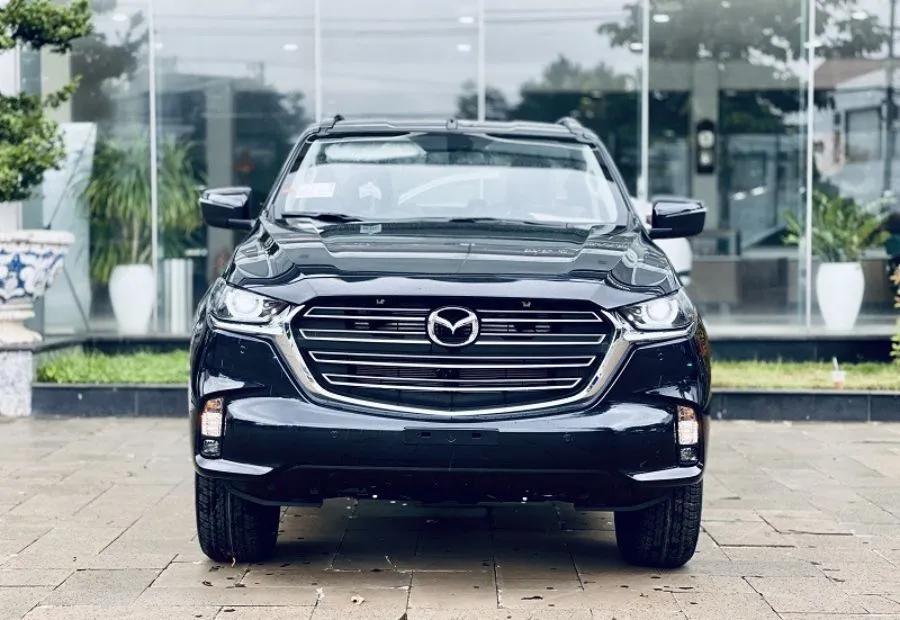 Đầu xe Mazda BT-50 2026 với lưới tản nhiệt chrome nổi bật