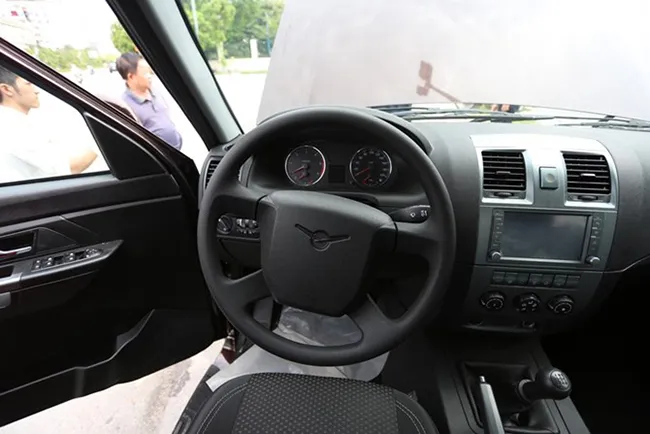 Màn hình cảm ứng 7 inch và cụm điều khiển trung tâm của xe bán tải uaz pickup