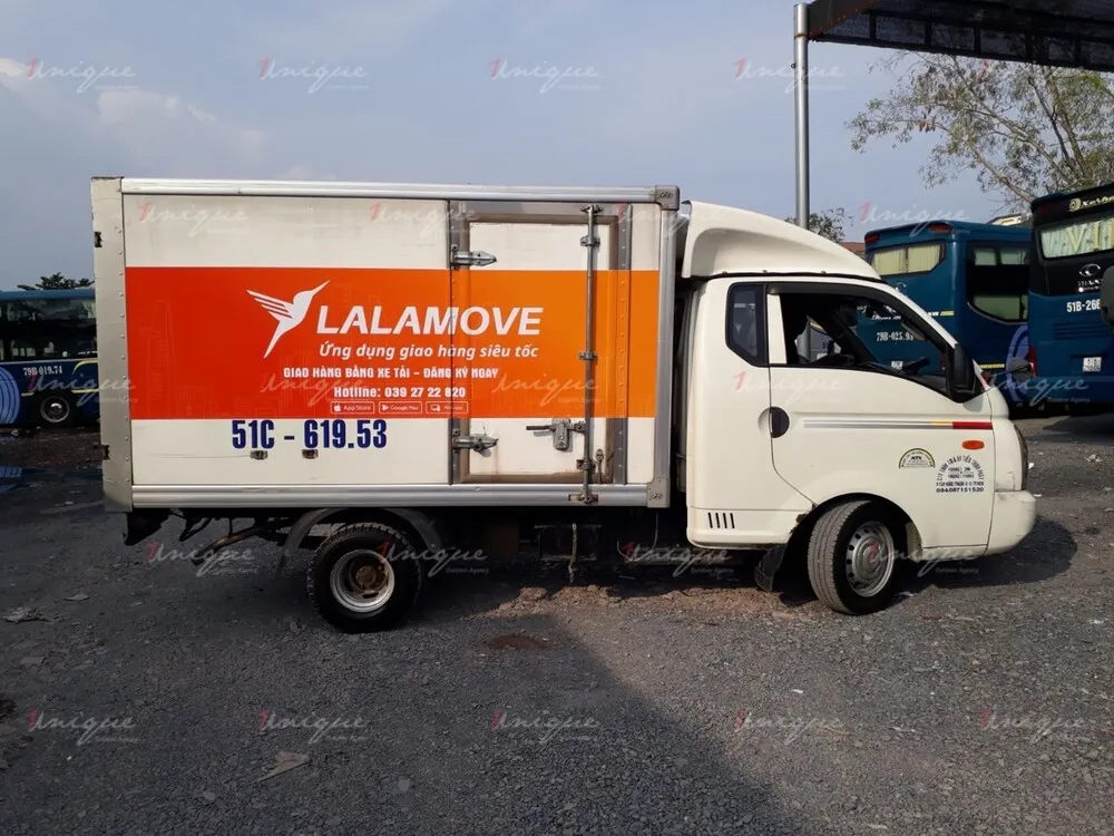 Một đoàn xe bán tải được trang trí đang nối đuôi nhau di chuyển trên phố