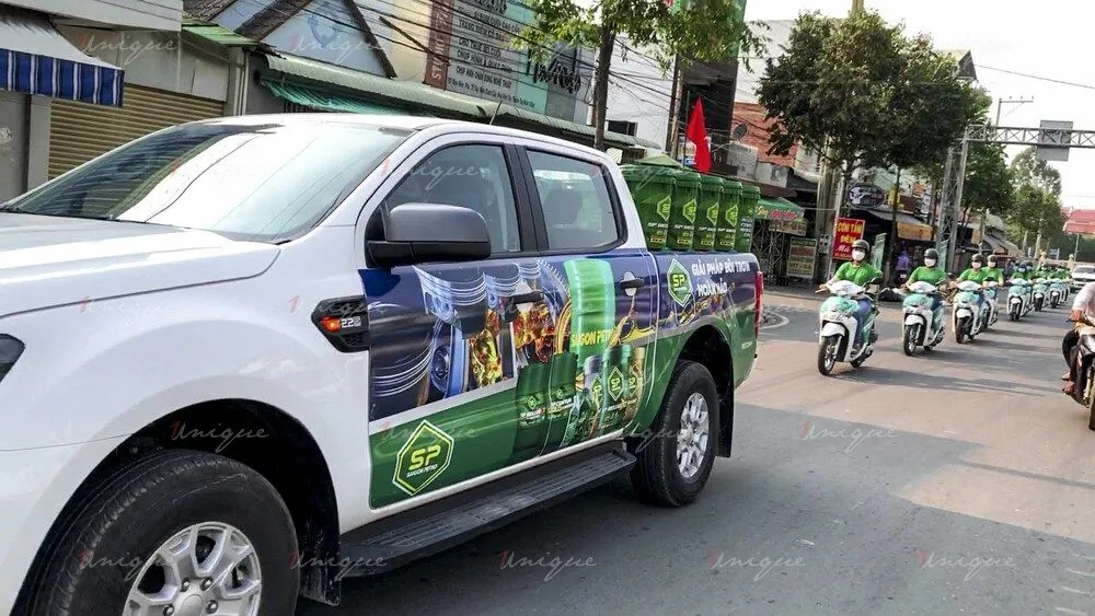 Chiếc xe bán tải được trang trí với vật phẩm độc đáo, thu hút sự chú ý của người đi đường