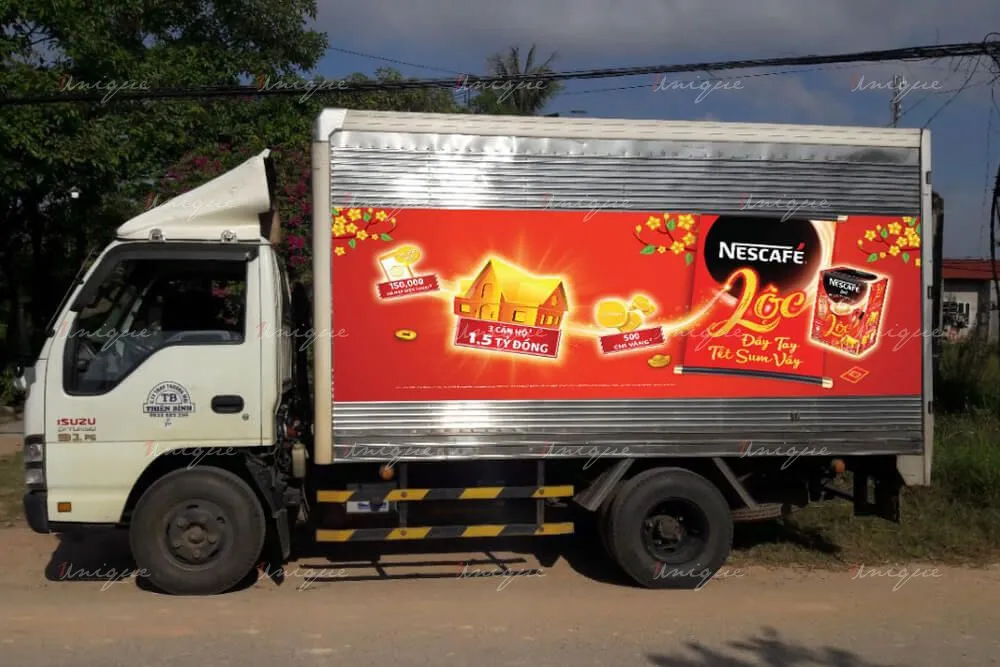 Hình ảnh một bảng báo giá dịch vụ được đặt cạnh xe tải, thể hiện sự minh bạch chi phí