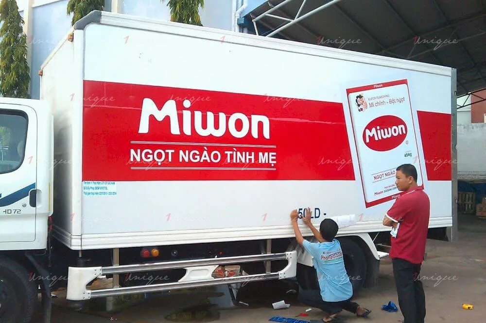 Bên trong nhà xưởng, nhân viên đang thi công trang trí một chiếc xe bán tải