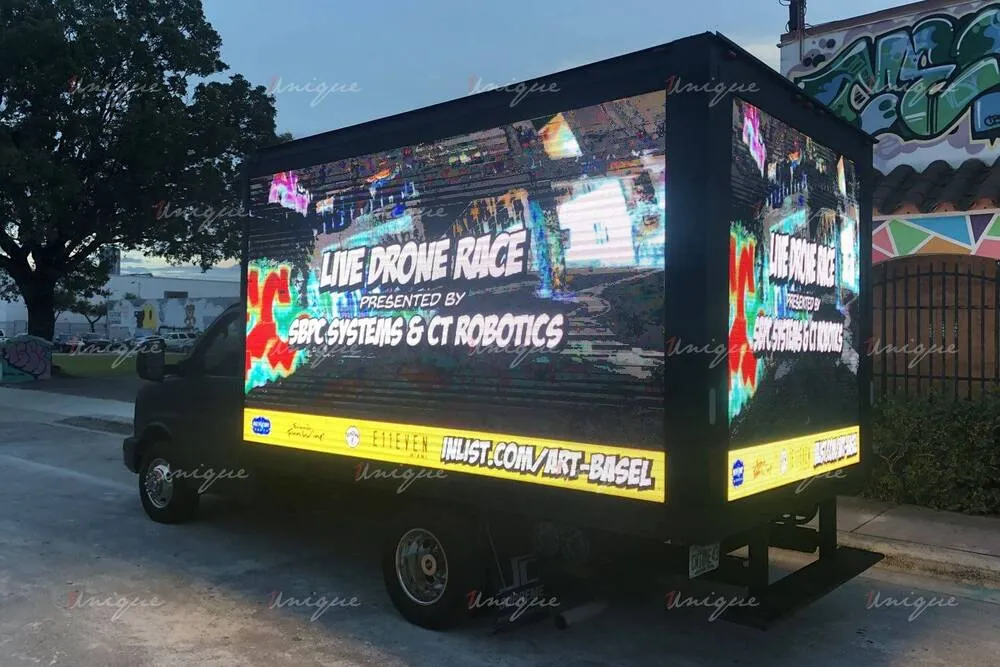 Màn hình LED di động gắn trên thùng xe tải đang hiển thị thông điệp quảng cáo sinh động