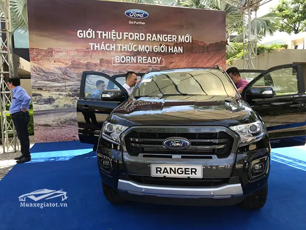 Ngoại hình hầm hố, mạnh mẽ của mẫu xe bán tải Ford Ranger đang được trưng bày