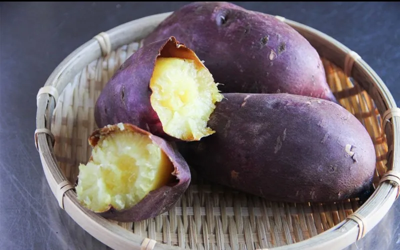 Khoai lang luộc với màu vàng ươm, bùi ngọt, món ăn vặt từ khoai lang truyền thống