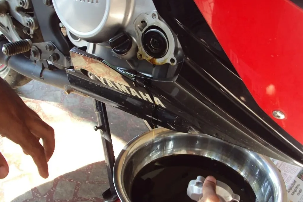 Dầu máy xe máy bị bẩn và hao mòn theo thời gian cần thay định kỳ 1.000 - 1.500 km để đảm bảo bôi trơn động cơ