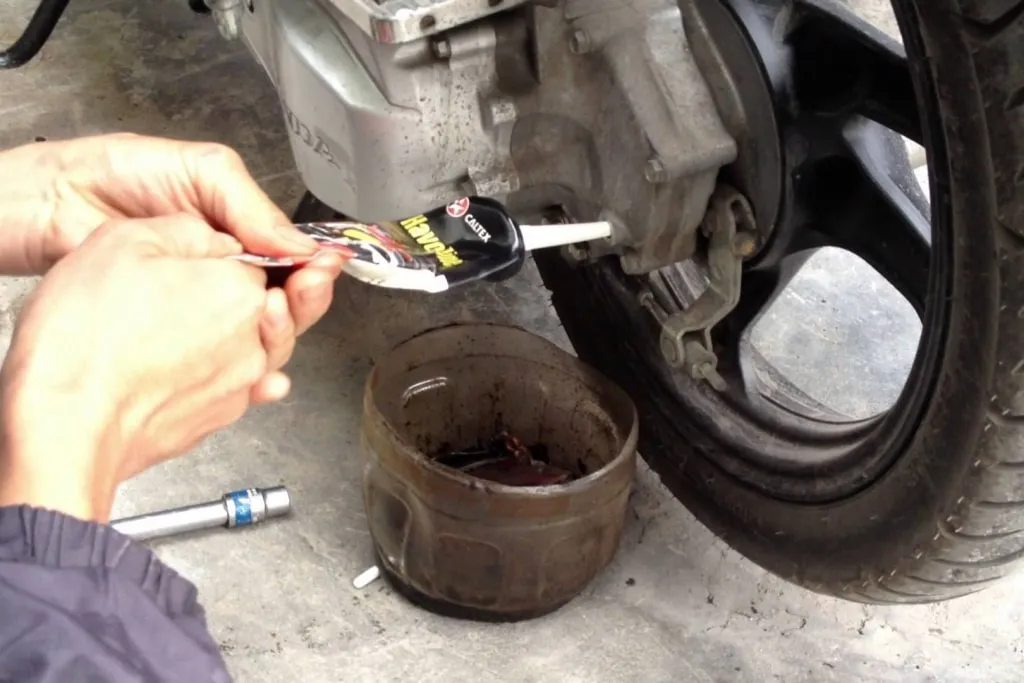 Dầu hộp số xe máy (dầu láp) cần thay sau 6.000 - 8.000 km để tránh khô láp, mất truyền động