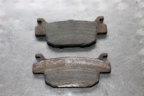 Má phanh xe máy mòn quá mức gây vênh đĩa phanh, mất hiệu quả phanh — cần thay sau 15.000 - 20.000 km