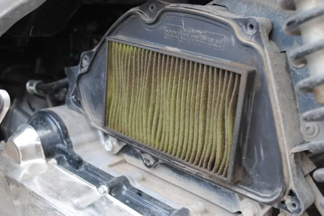 Lọc gió xe máy bẩn sau 10.000 km cần vệ sinh hoặc thay mới để đảm bảo hỗn hợp đốt cháy tối ưu
