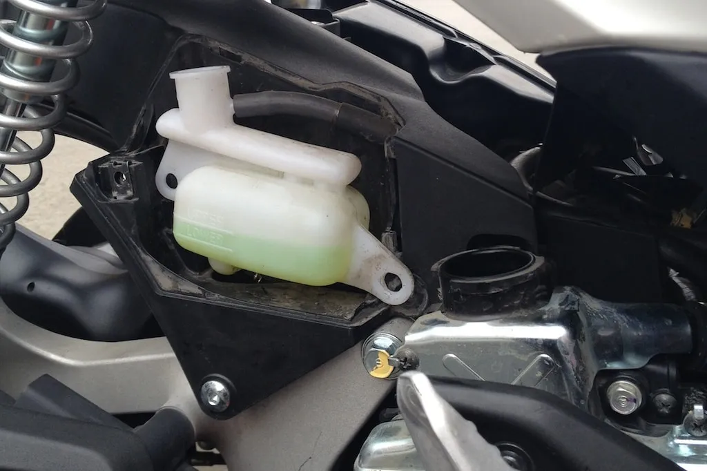 Kiểm tra và thay nước làm mát xe máy sau 10.000 km để tránh quá nhiệt động cơ và nứt lốc máy