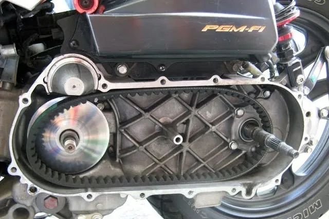 Dây curoa xe máy bị nứt hoặc mòn cần thay trước mốc 10.000 km để tránh đứt dây giữa đường