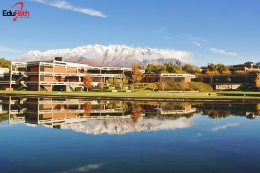 Utah Valley University tổ chức Triển lãm Ô tô hàng năm để gây quỹ học bổng.