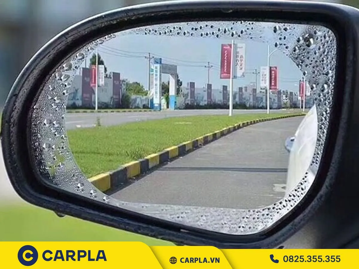 Gương ô tô có miếng dán chống nước hiển thị hình ảnh rõ nét