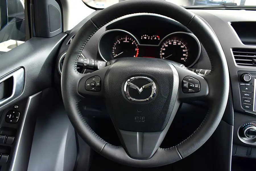 Vô lăng Mazda BT-50 với chất liệu cao cấp