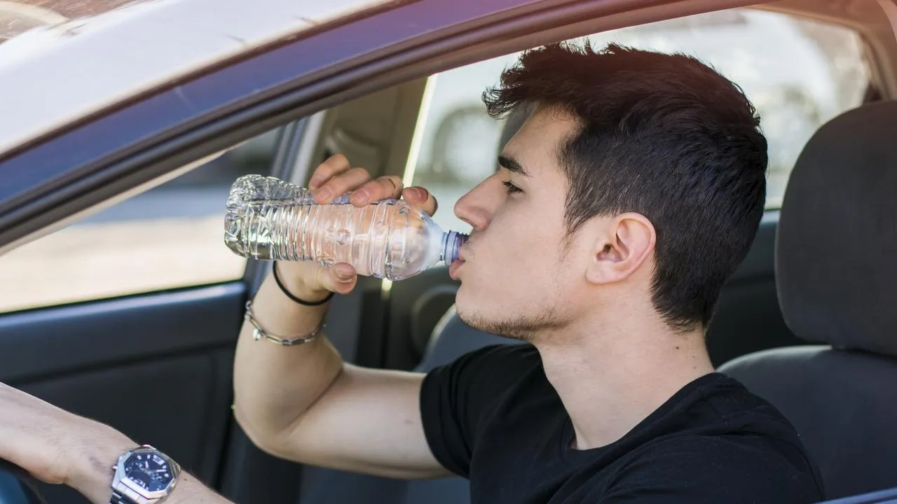 Bổ sung đủ nước trước và sau khi ngủ dậy là bí quyết quan trọng giúp cơ thể tỉnh táo, giảm thiểu mệt mỏi trên hành trình dài