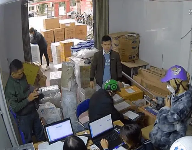 Nhân viên Bảo An Express bốc xếp hàng hóa lên xe tải đi Nam Định