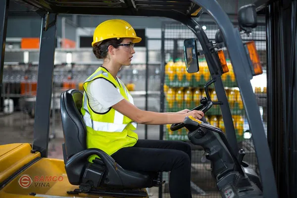 Điều chỉnh ghế ngồi xe nâng là bước vô cùng cần thiết