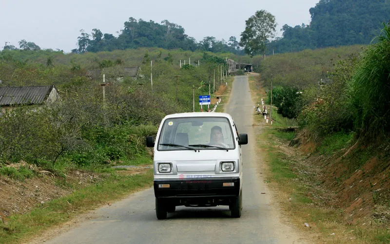 Chiếc xe bán tải su cóc đỗ trên thảo nguyên xanh, minh họa cho chuyến đi xa và khám phá địa danh tự nhiên