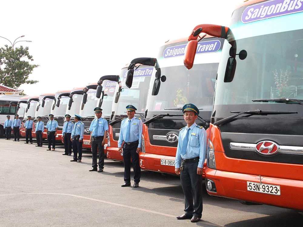 Xe khách cao cấp phục vụ tuyến liên tỉnh và du lịch với trang thiết bị an toàn đầy đủ theo quy định