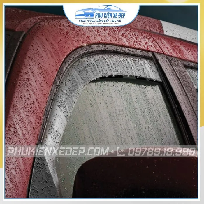 Dán và miết chặt vè che mưa ô tô lên thân xe sau khi bóc keo 3M