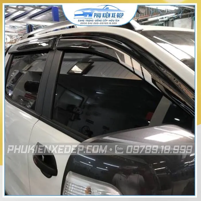 Vệ sinh bề mặt xe ô tô và vè che mưa bằng dung dịch chuyên dụng