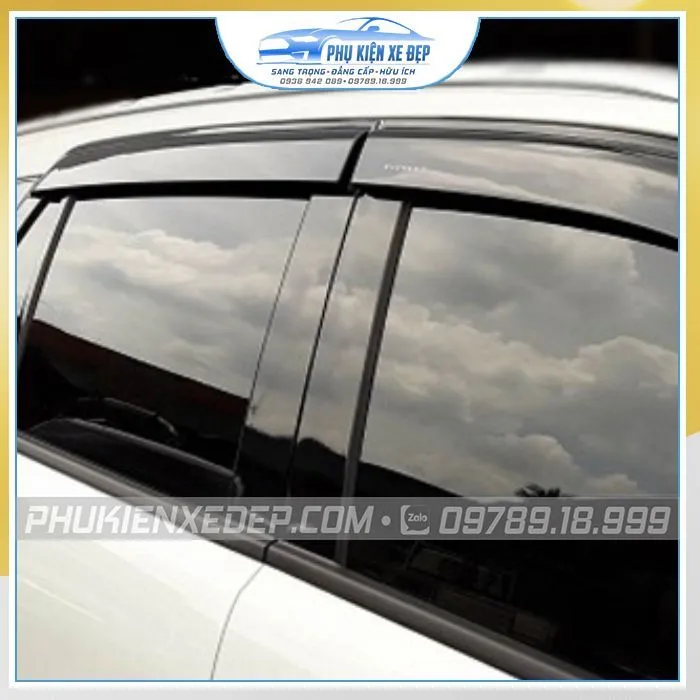 Vè che mưa ô tô đã được lắp đặt hoàn chỉnh, tăng tính thẩm mỹ