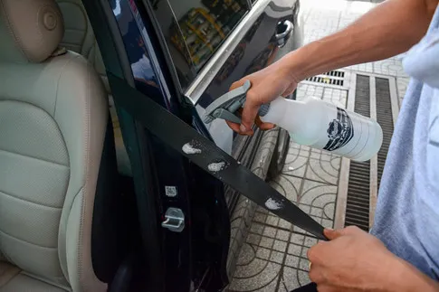 Thao tác vệ sinh cửa gió điều hòa ô tô bằng dụng cụ chuyên dụng