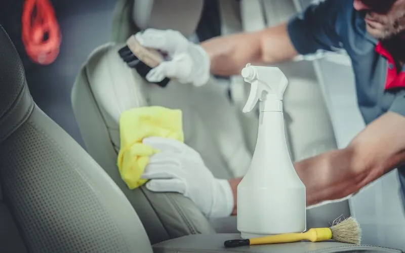 Chuẩn bị dụng cụ vệ sinh ghế da ô tô