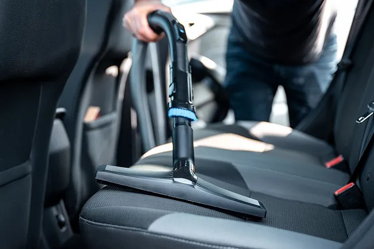 Loại bỏ toàn bộ bụi bẩn và các mảnh vụn trên bề mặt ghế bằng máy hút bụi