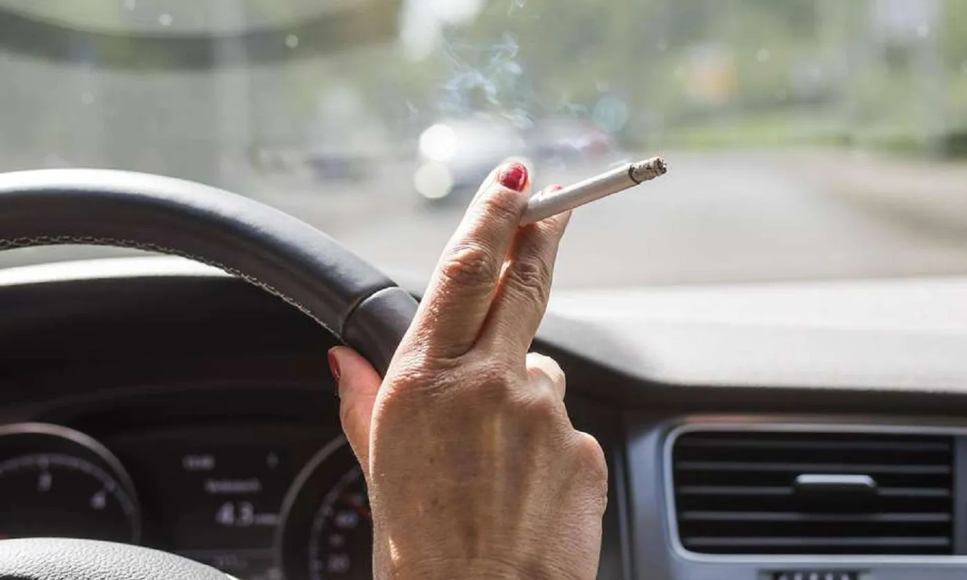 Không nên hút thuốc lá trong xe để tránh gây bẩn và giữ mùi thuốc lá trên ghế nỉ