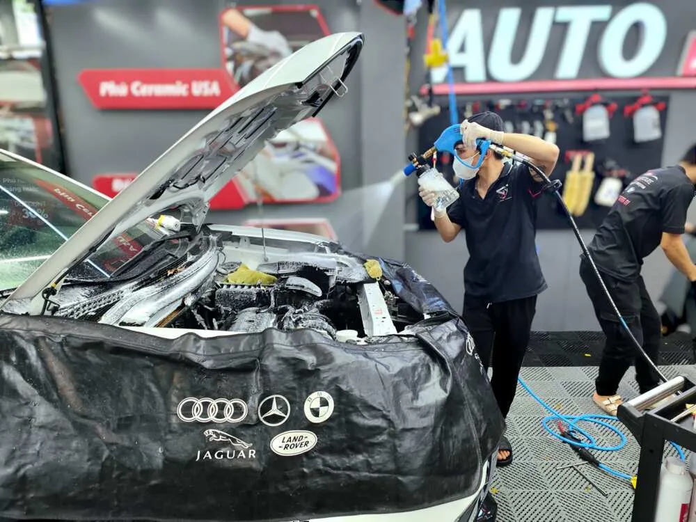 Vệ sinh khoang máy ô tô tại GTX Auto Care