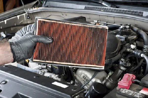 Vệ sinh lọc gió ô tô bằng khí nén để loại bỏ bụi bẩn và kéo dài tuổi thọ